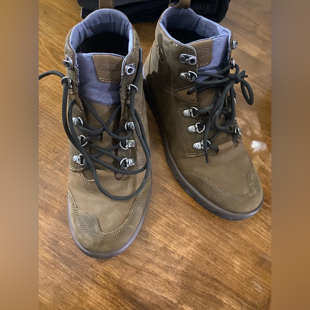 Size 10 Keen shoe in brown leather.